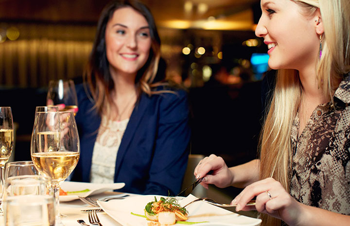 Personer som äter mat på en restaurang